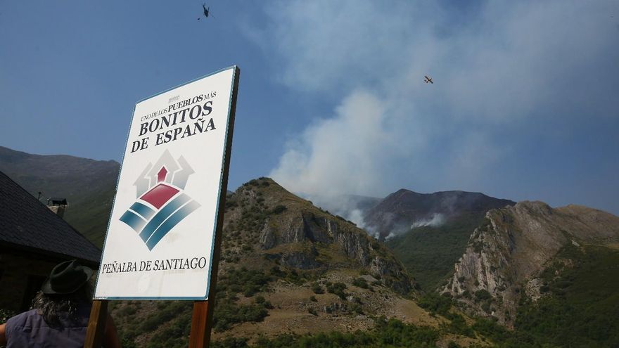 El incendio de Montes de Valdueza amenazó la localidad de Peñalba. // César Sánchez / ICAL