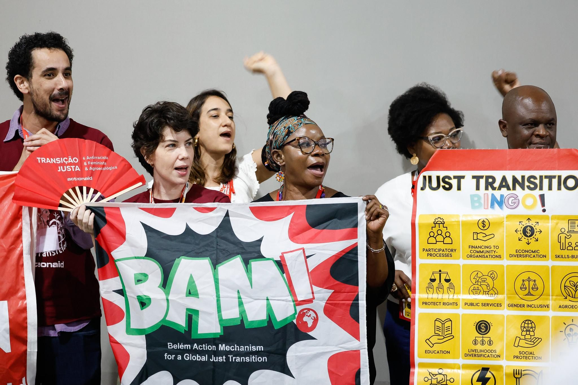 Integrantes de la sociedad civil se manifiestan contra los combustibles fósiles y a favor de la transición energética justa en Belém, Brasil, durante la COP30 de 2025. Foto: cortesía UN Climate Change