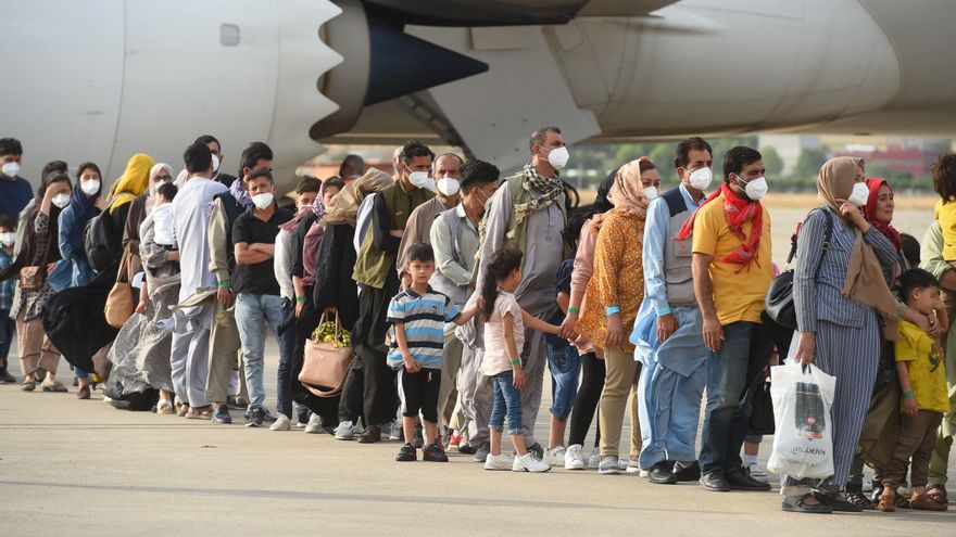 España ha acordado con Estados Unidos que las bases militares de Rota (Cádiz) y Morón de la Frontera (Sevilla) puedan acoger durante dos semanas hasta un máximo de 4.000 de sus colaboradores afganos, mientras que Torrejón de Ardoz sigue siendo puerta de entrada de los que salen del país a través de vuelos de la Unión Europea.. EFE/ Fernando Villar