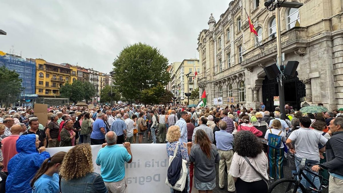Protesta contra el parking de autocaravanas en Mataleñas.