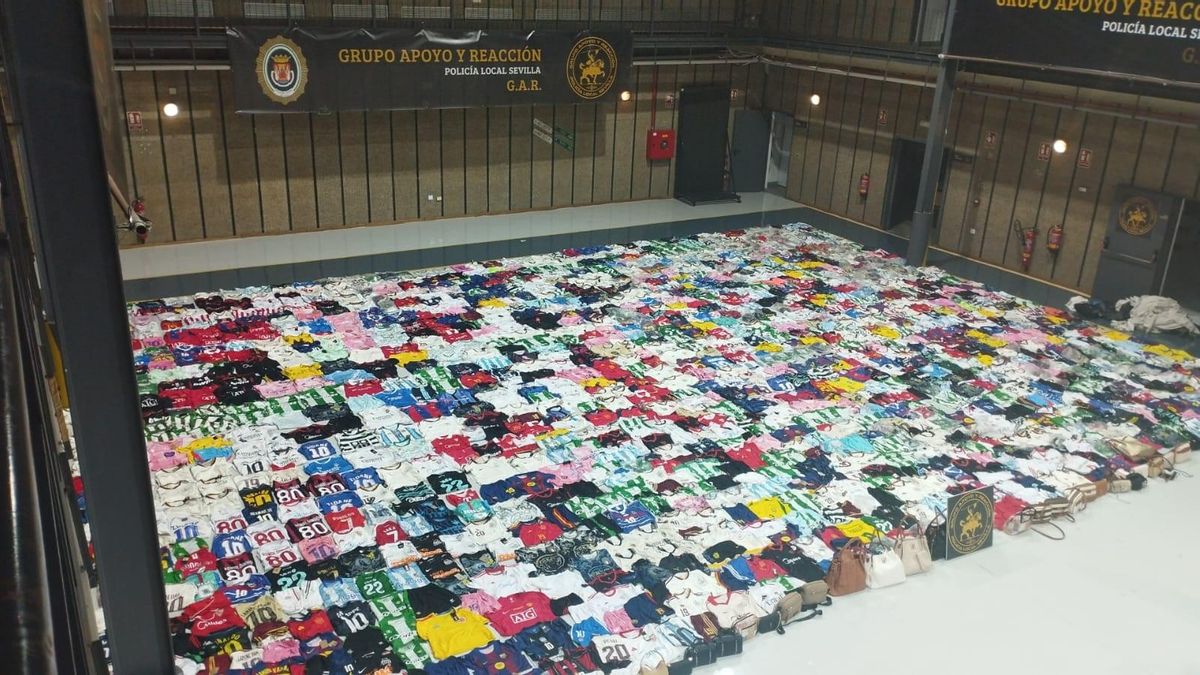 La Policía Local de Sevilla investiga si algunos agentes se quedaron camisetas de fútbol intervenidas a manteros