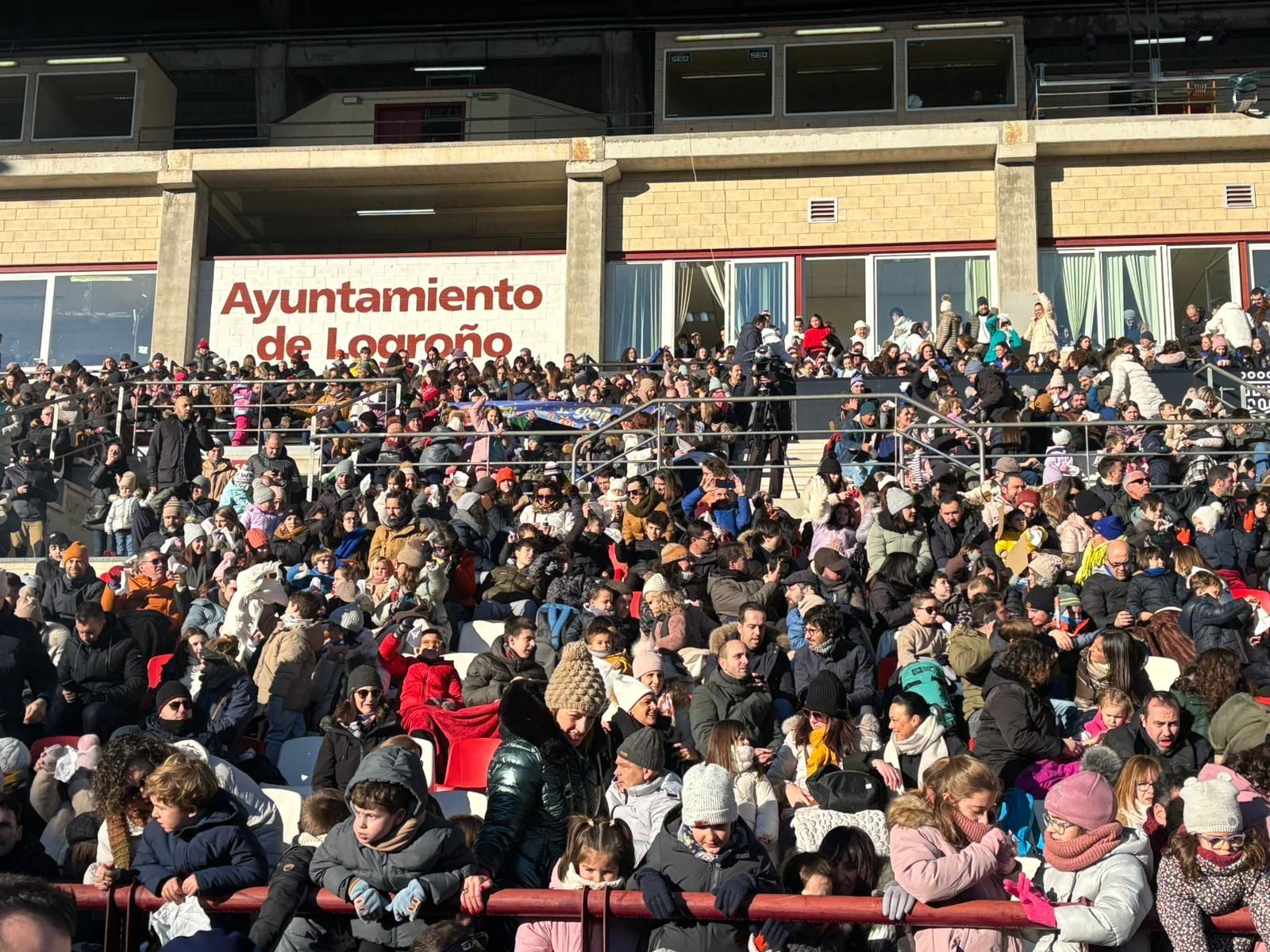 Los Reyes Magos ya están en Logroño: así ha sido el aterrizaje en helicóptero en Las Gaunas