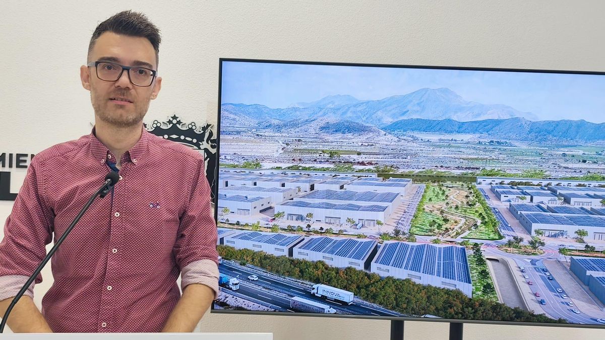 L'alcalde de Novelda, Fran Martínez, junt a una imatge d'una recreació del futur port sec.