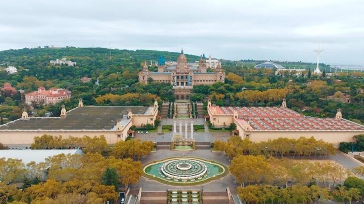 Imagen por dron de los dos palacios, el Nacional, al fondo, y el Victòria Eugènia, a su derecha, que conformarán la nueva superficie expositiva del MNAC a partir de 2030.