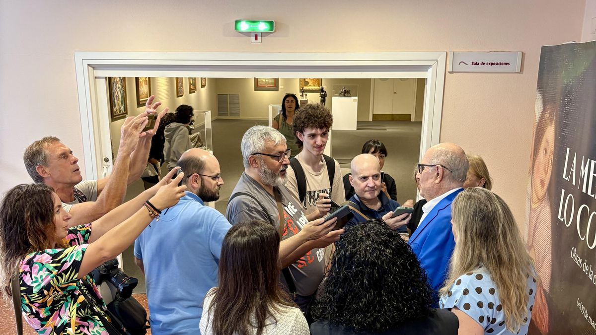 El empresario astur mexicano responde a las preguntas de los periodistas en Avilés.