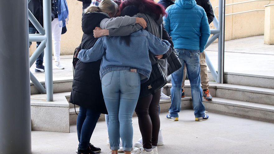Familiares y amigos de las víctimas se concentran a la puerta de los juzgados de León.