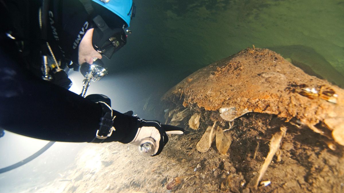 Acumulación de sedimentos por aguas residuales en una cueva