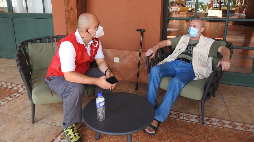 Personal de la Cruz Roja trabajando con damnificados por el volcán