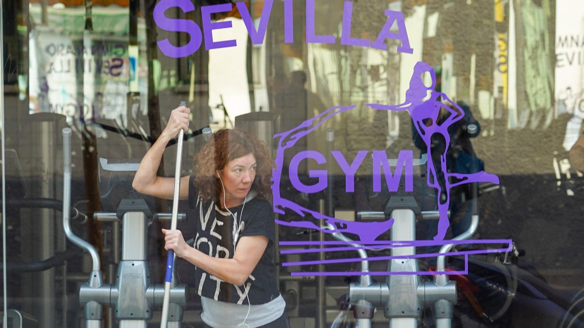 Una limpiadora desinfectando un gimnasio de Sevilla.