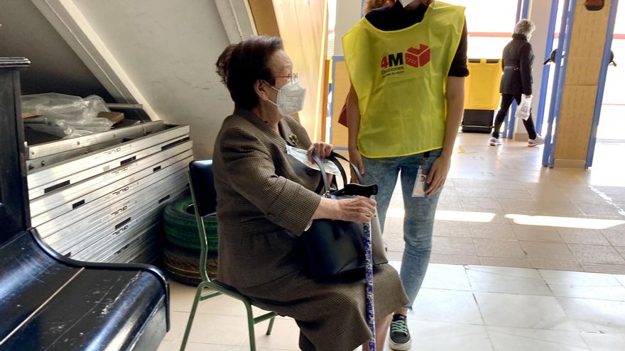 Conchi, de 87 años, se recupera después del golpe de calor en la cola para votar en Carabanchel