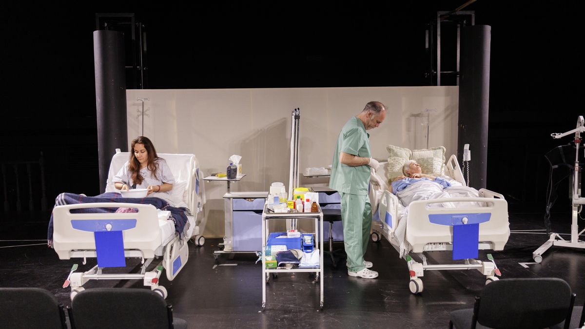 La escenografía y el vestuario de 'Una buena vida' corren a cargo de Pablo Menor Palomo.
