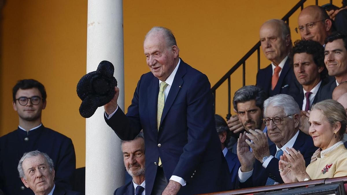 El rey emérito Juan Carlos I (c) asiste a la reaparición de Morante de la Puebla el 5 de abril de 2026