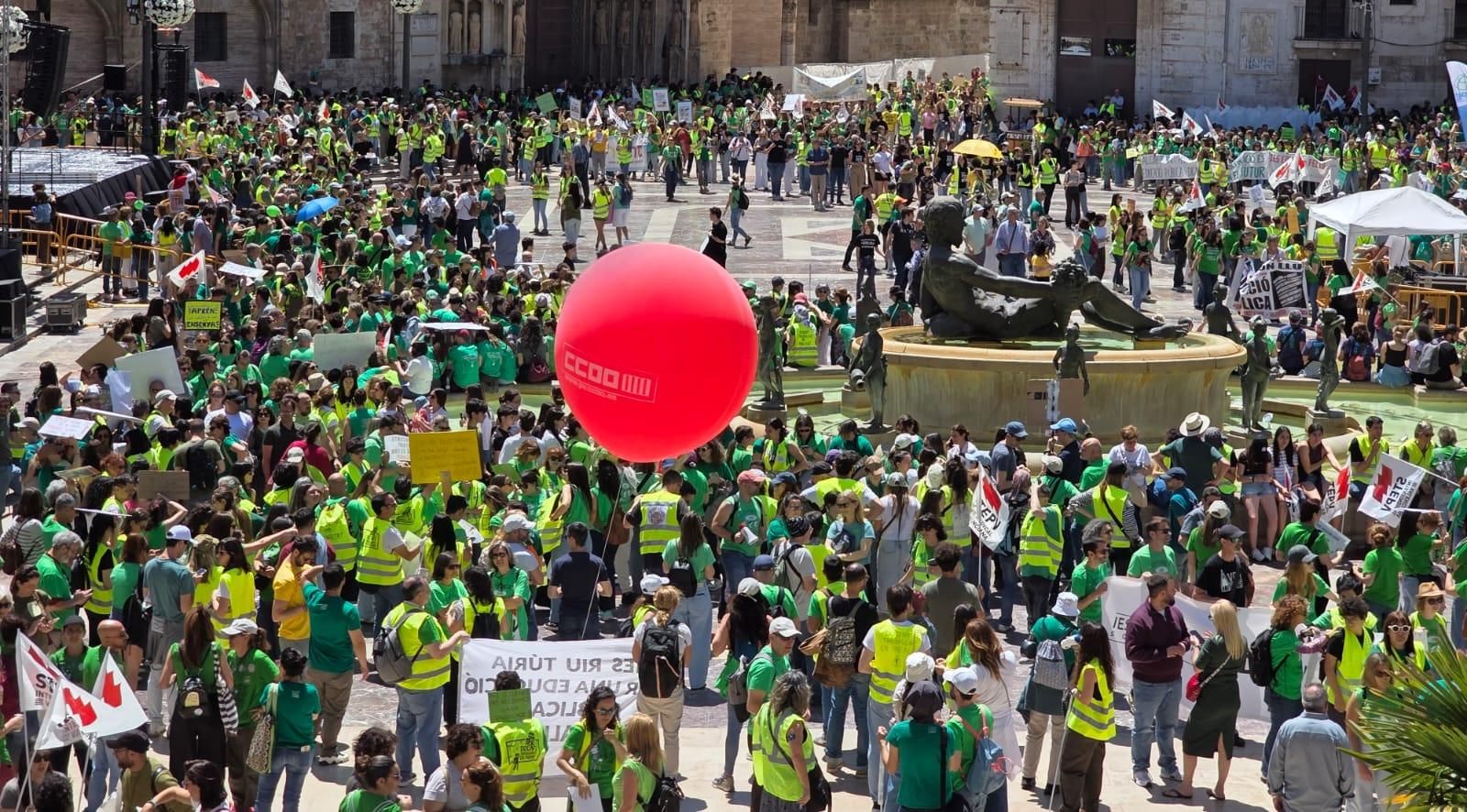 Miles de docentes se manifiestan en València en el primer día de huelga indefinida