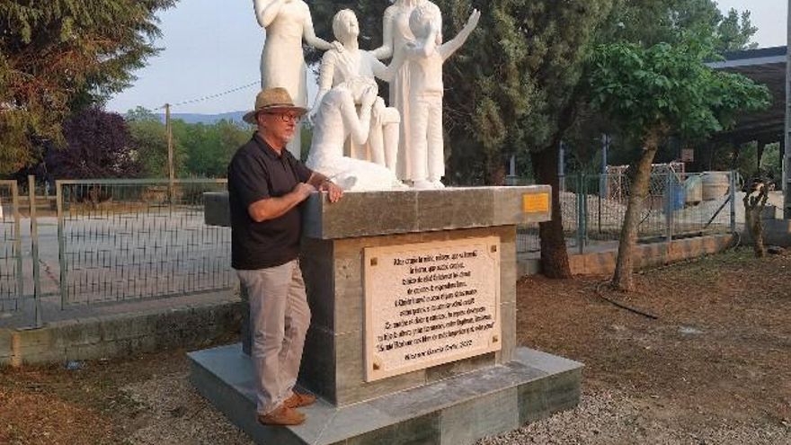 Nicanor García Ordiz con su escultura de homenaje en Matachana a la minería