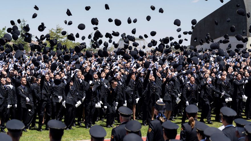 La Policía sanciona a un profesor de su academia por negar el Holocausto y llamar "Begoño" a la mujer de Sánchez