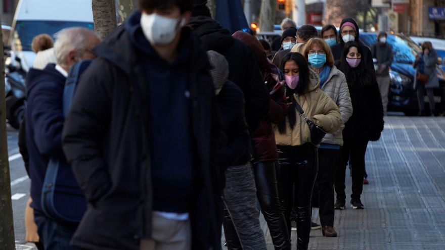 Multitud de personas hacen cola para realizarse un test PCR en un laboratorio de Barcelona este lunes que la tercera ola de la pandemia ya está claramente instalada en Cataluña, donde el riesgo de rebrote se sitúa hoy lunes en 500, 78 puntos más que ayer, y se suman 32 fallecidos, que elevan a 17.223 las víctimas mortales desde el inicio de la COVID-19. EFE/Alejandro García.