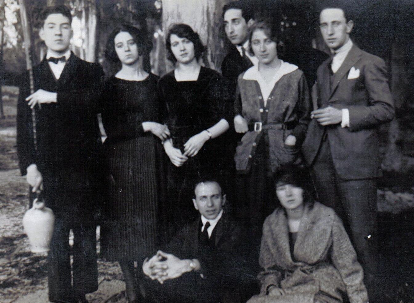 El escenógrafo, en una foto familiar con sus hermanas y amigos