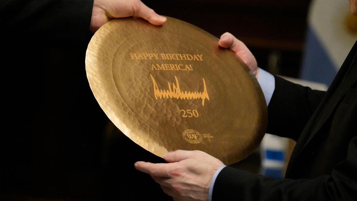 La delegación estadounidense le entregó al Presidente una bandeja de bronce con la inscripción “Happy Birthday America!”
