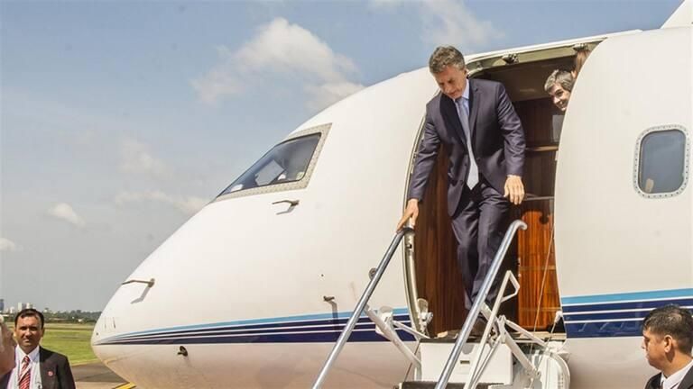 Mauricio Macri desciende del avión presidencial. El Gobierno de Cambiemos dispuso que el Tango 01 no estaba en condiciones de volar en febrero de 2016.