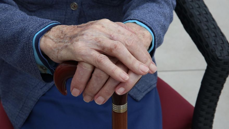El volcán de La Palma golpea la salud de las personas mayores solas que se han quedado sin nada