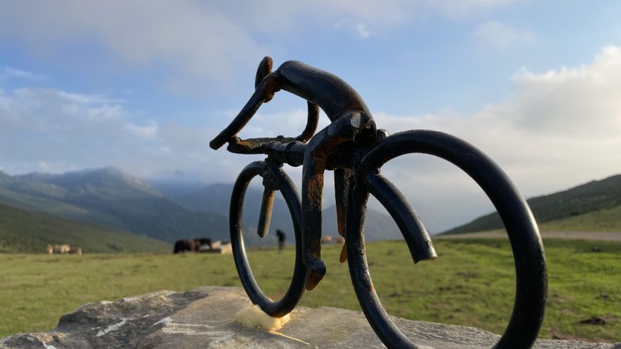 Las autoridades han instalado un monolito con un ciclista en miniatura en el alto de Fancuaya, como recuerdo de este día.