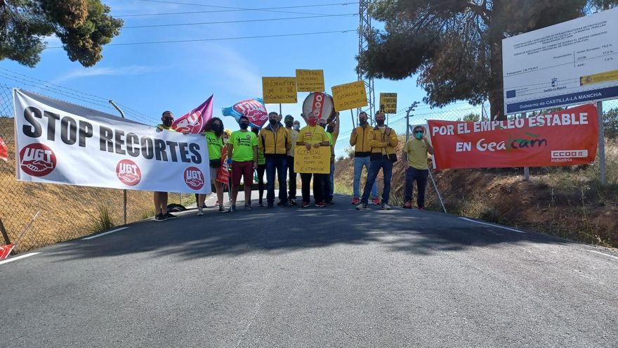 Protesta de trabajadores de GEACAM durante la presentación de la campaña de incendios 2021