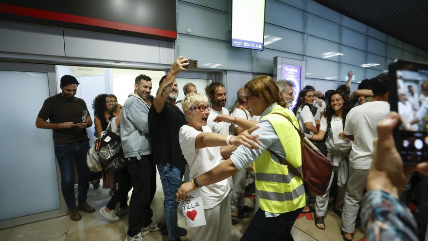 Llega a Madrid el primer grupo de españoles miembros de la flotilla: "Nos han tratado fatal. Yo llevo un puñetazo en las costillas"