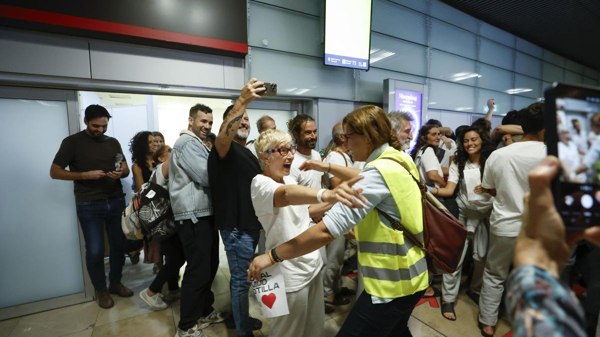 Llega a Madrid el primer grupo de españoles miembros de la flotilla: "Nos han tratado fatal. Yo llevo un puñetazo en las costillas"