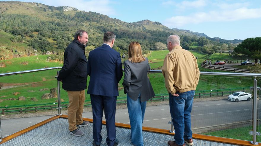 Cabárceno estrena el mirador de elefantes, "escaparate ideal" del Parque