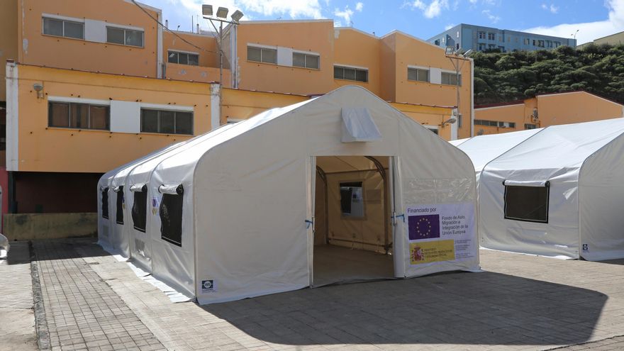 Carpas instaladas en el CEIP León, que funcionará como recurso de acogida para migrantes