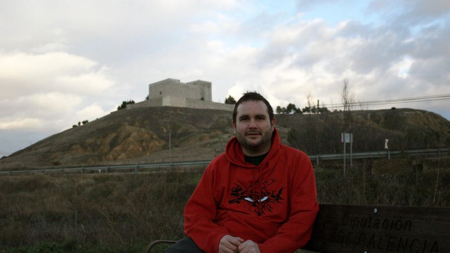 Nacho González, en un banco, con el castillo de Monzón en segundo término