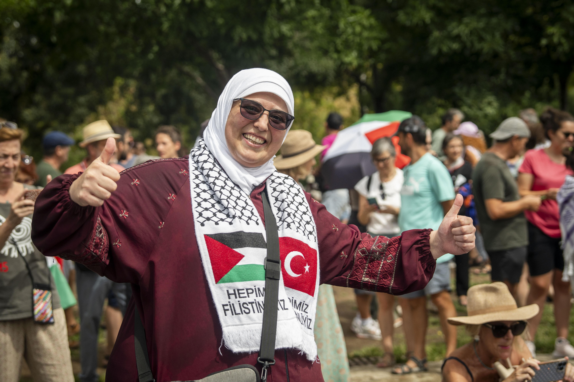 Cientos de personas llenan las orillas de Madrid Río en solidaridad con Gaza y para apoyar a la Global Sumud Flotilla