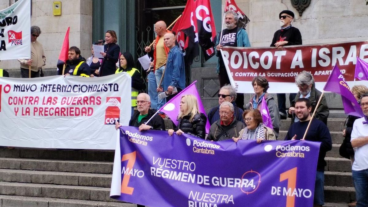 Concentración paralela de internacionalistas, propalestinos, CGT, PCPE y Podemos, entre otros, durante el Primero de Mayo en Santander.