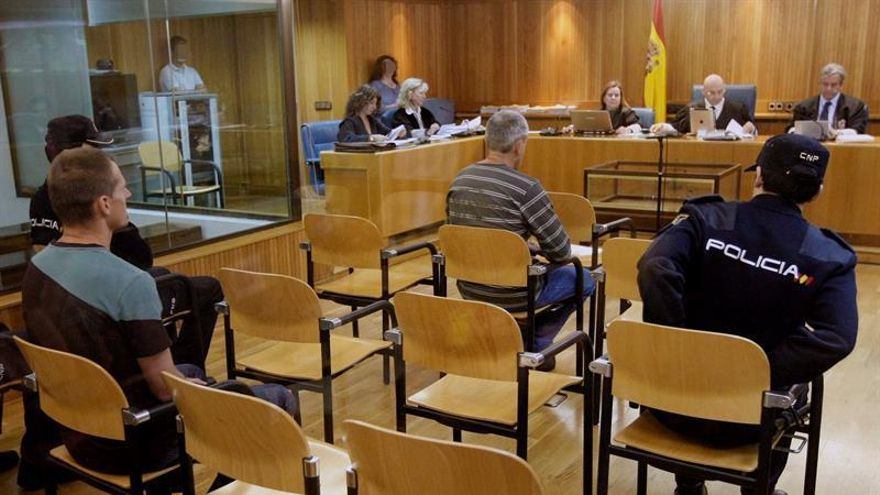 Los dos terroristas de ETA que asesinaron a dos personas en la T-4 durante el juicio en la Audiencia Nacional
