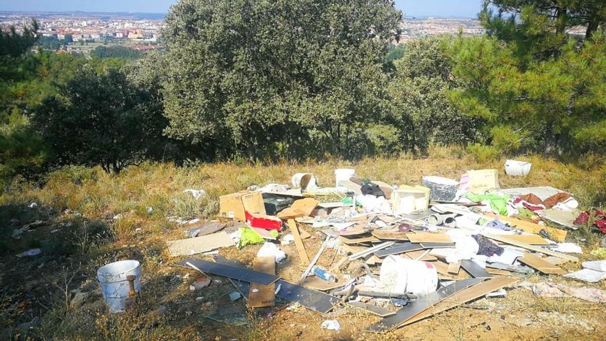 Algún desaprensivo no ha dudado en abandonar escombros en el alto de Las Lomas de León. / Foto @ElSastrin