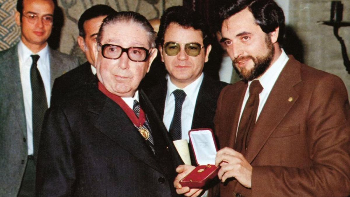 Rafael Botí y Julio Anguita, en la entrega de la Medalla de Oro de Córdoba, en 1979.