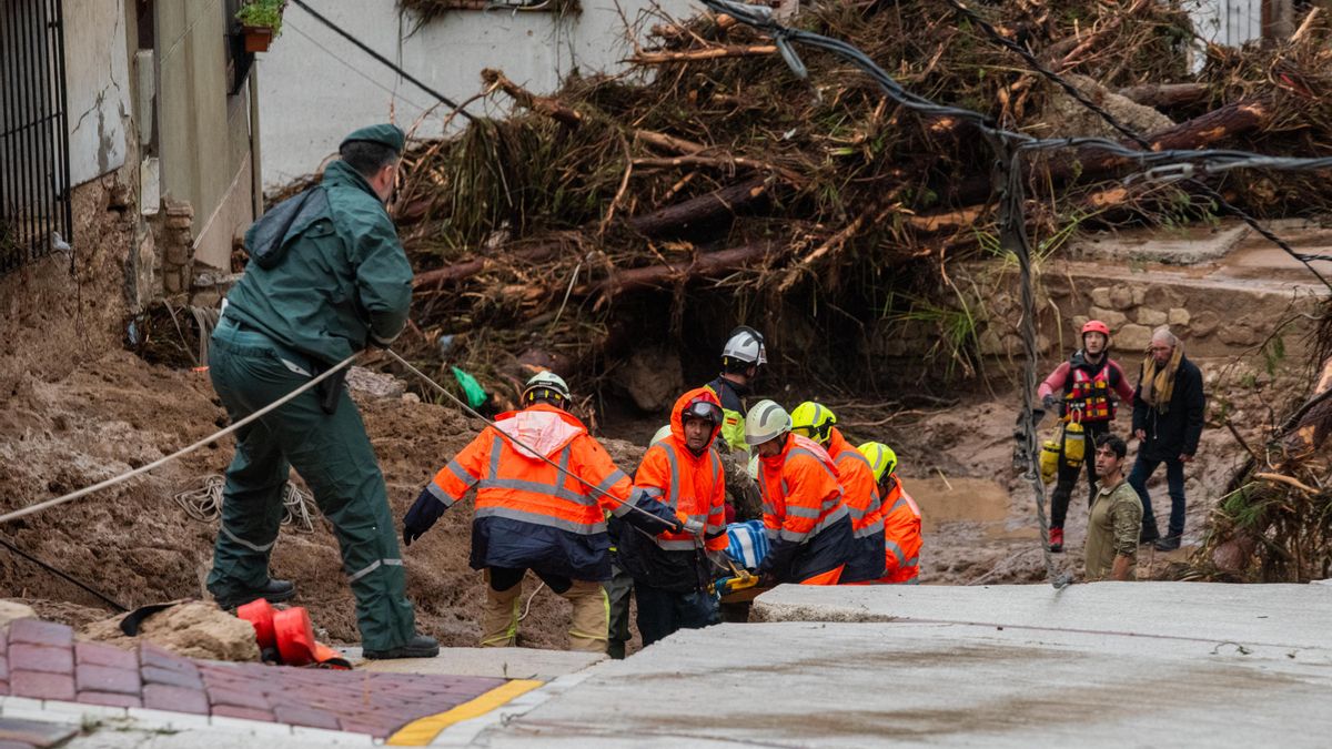 Servicios de emergencias rescatan a varias personas en Letur, Albacete