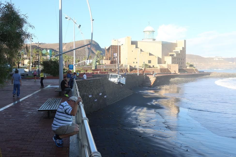 La playa de Las Canteras, tras el temporal de este martes. (ALEJANDRO RAMOS)