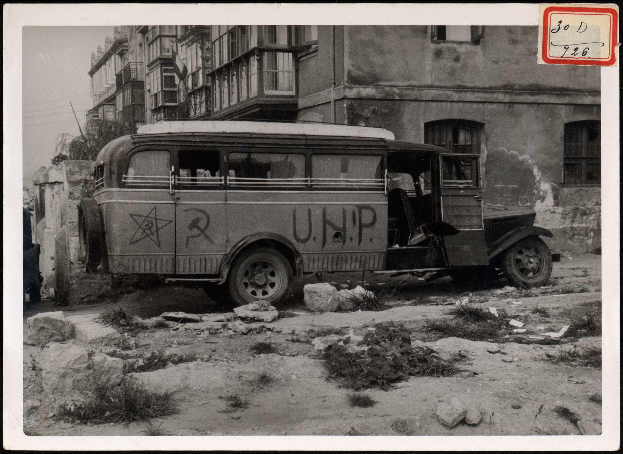 "Un autobús abandonado por los rojos. Santander, 27 de agosto de 1937 | Biblioteca Nacional de España