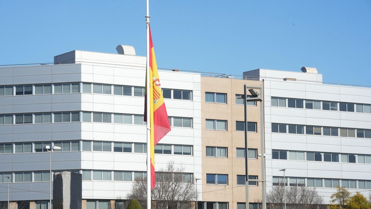 La bandera de España luce a media asta