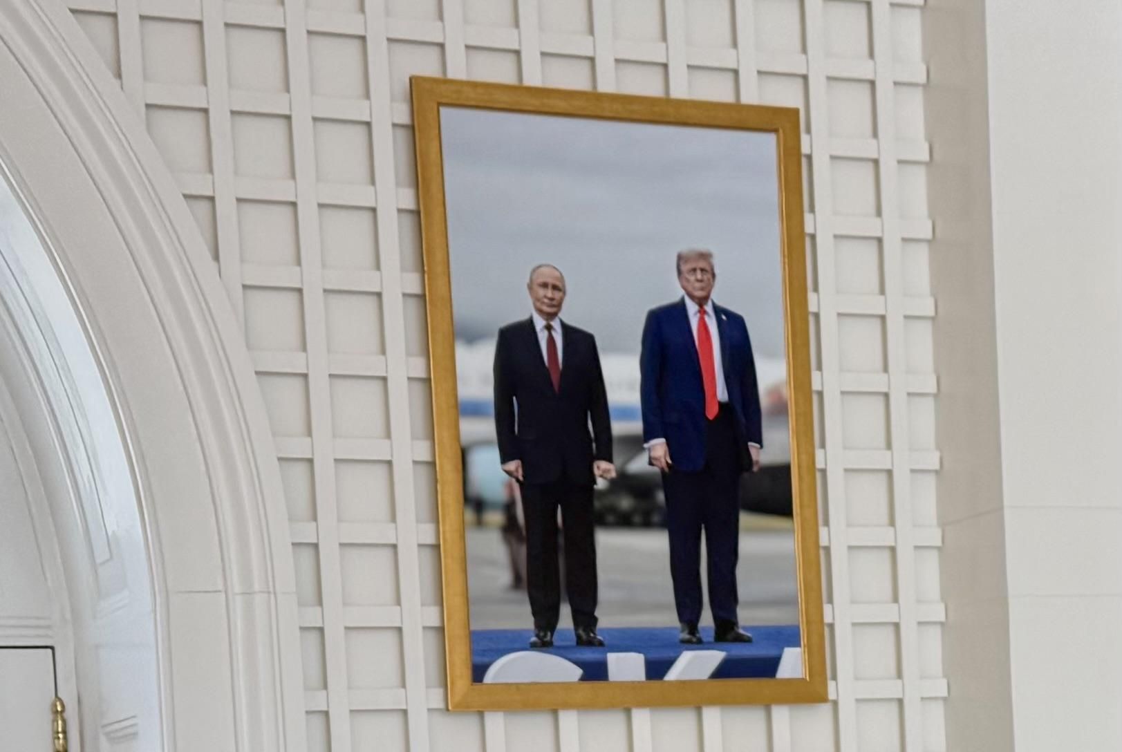 Foto de Putin y Trump de la cumbre de Alaska del 15 de agosto de 2025, en las paredes de la Casa Blanca.