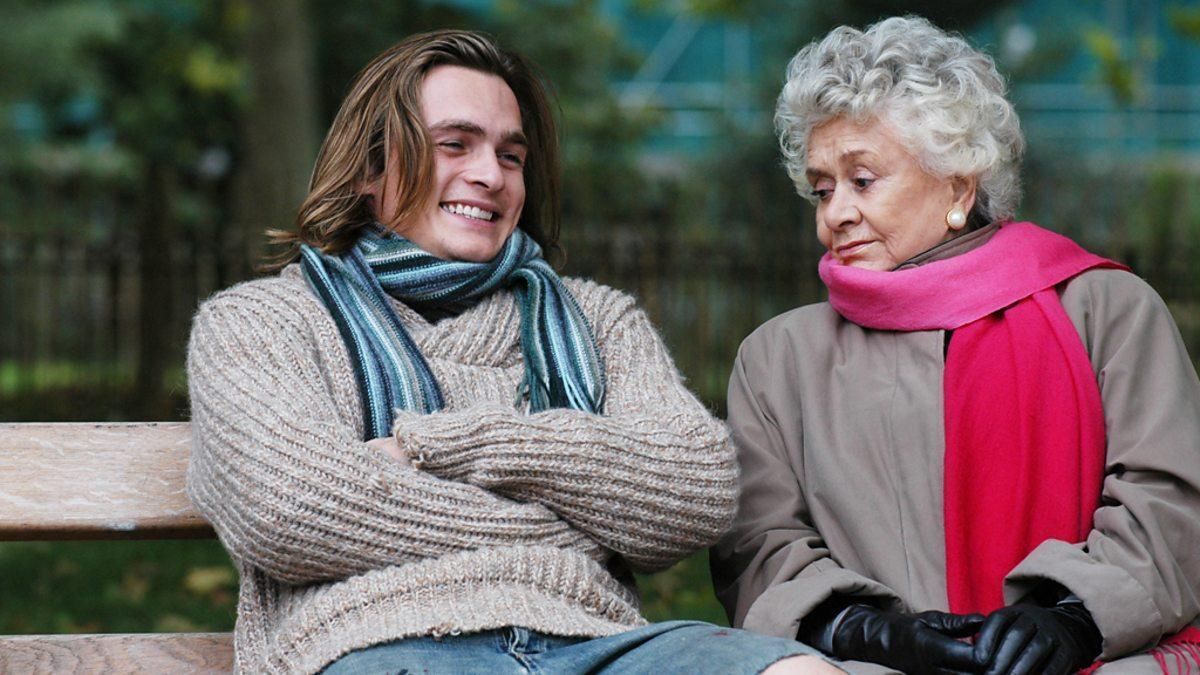 Los actores Rupert Friend y Joan Plowright en una imagen de 'Mrs. Palfrey at the Claremont'