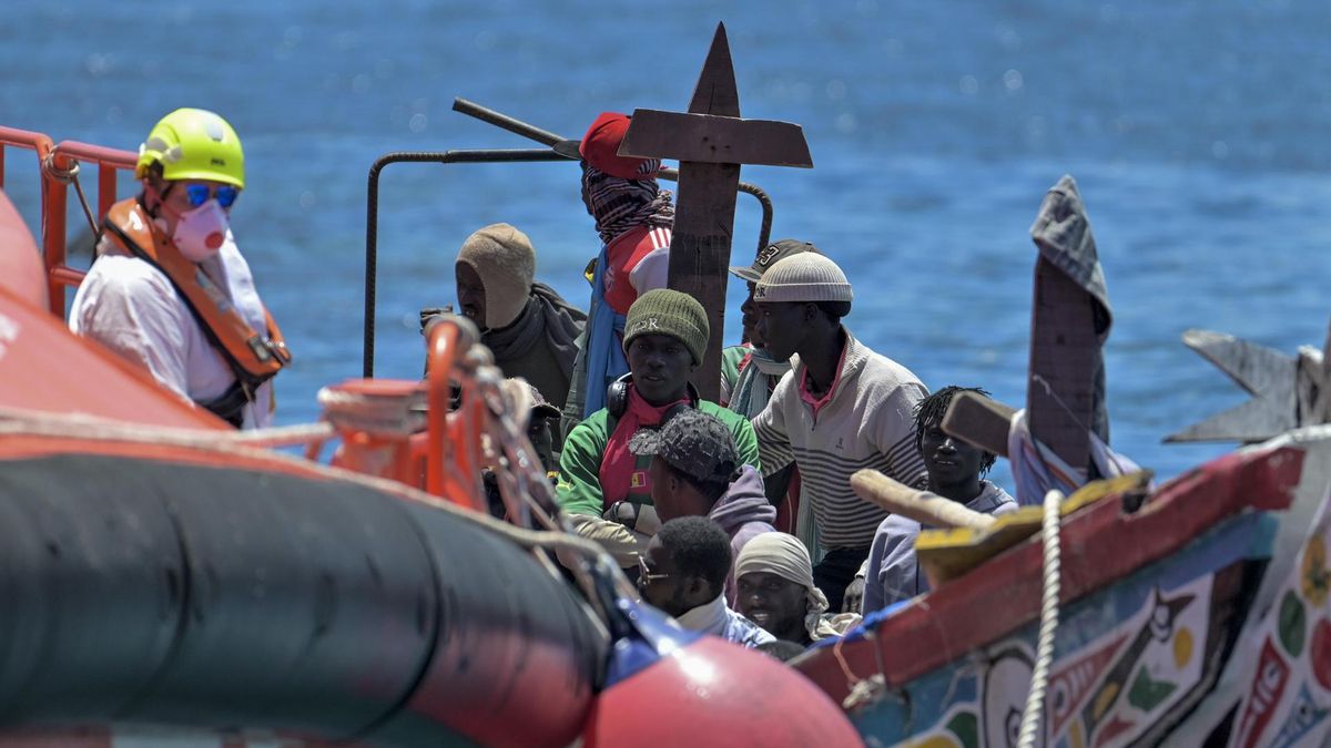 Salvamento Marítimo rescata a cincuenta de personas cerca de Lanzarote y a otras cuarenta cerca de El Hierro