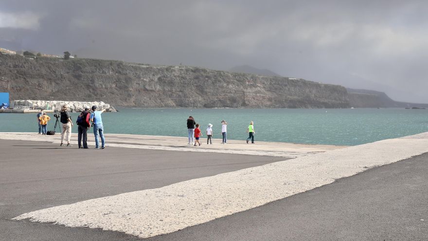 Puerto de Tazacorte. Un grupo de personas contemplan la fajana. (ALEJANDRO RAMOS)