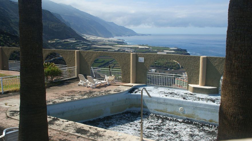 Puerto Naos, el núcleo turístico fantasma que sigue atrapado por los gases del volcán de La Palma