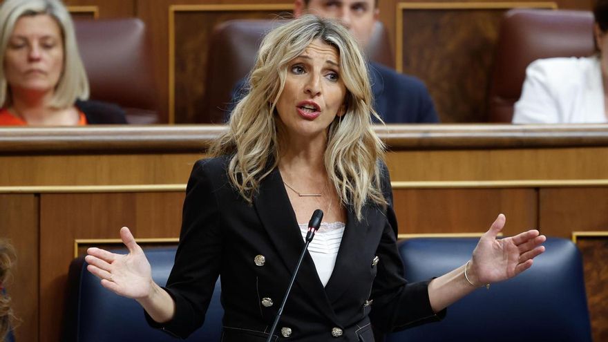 La vicepresidenta segunda del Gobierno y líder de Sumar, Yolanda Díaz, interviene desde su escaño durante el pleno del Congreso de los Diputados celebrado este miércoles.