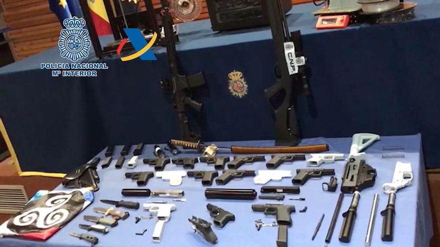 Explosivos, manuales terroristas y símbolos nazis, entre los objetos hallados al descubrir en Tenerife el primer taller ilegal de impresión 3D de armas de España