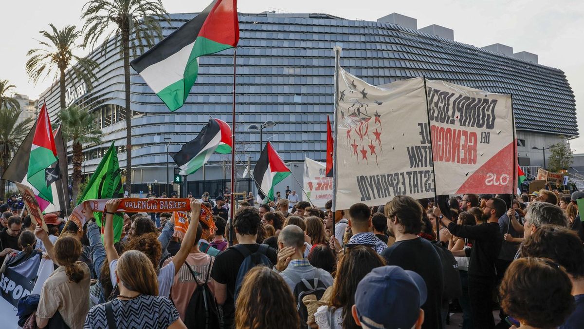 Vista general de una de las cuatro concentraciones contra la política de Israel con Palestina que han sido convocadas en el entorno del Roig Arena, donde el Valencia Basket se enfrentará a las 20.30 horas al Hapoel Tel Aviv en la Euroliga.