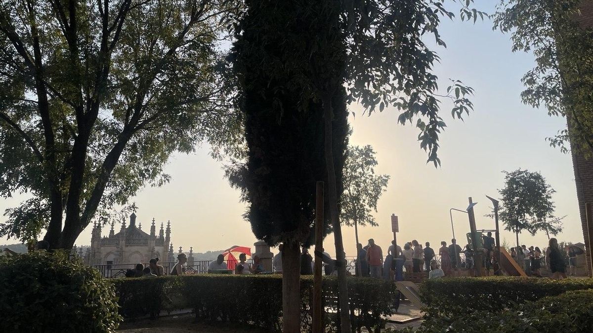 Grupos de personas esperando para ver el eclipse total de Sol en el Paseo-Mirador Virgen de Gracia de Toledo
