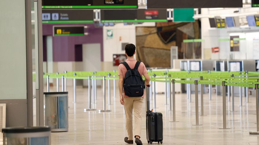 Un pasajero camina por el aeropuerto Adolfo Suárez Madrid Barajas. EFE/Chema Moya/Archivo